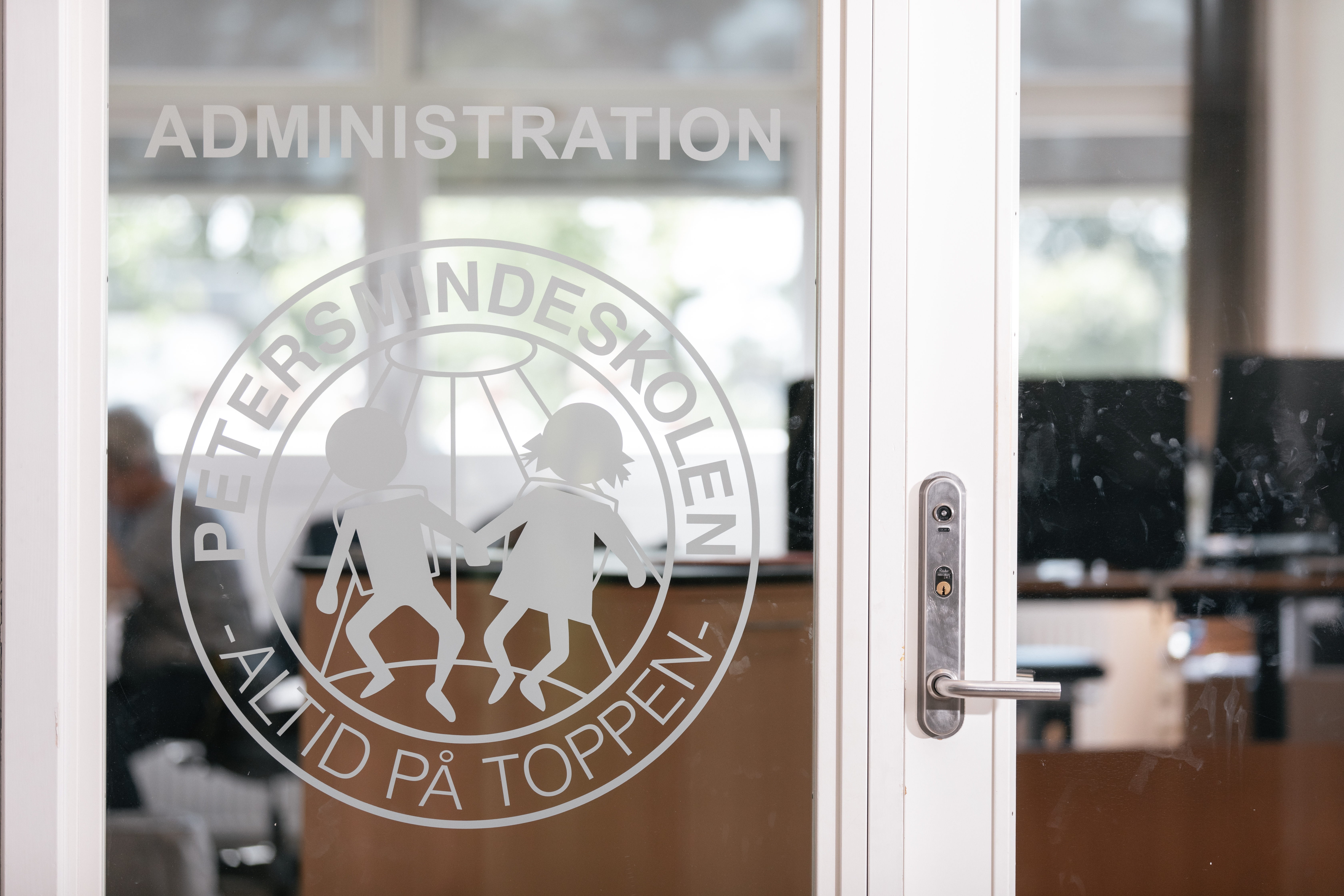 Skolen logo siddende på kontorets dør