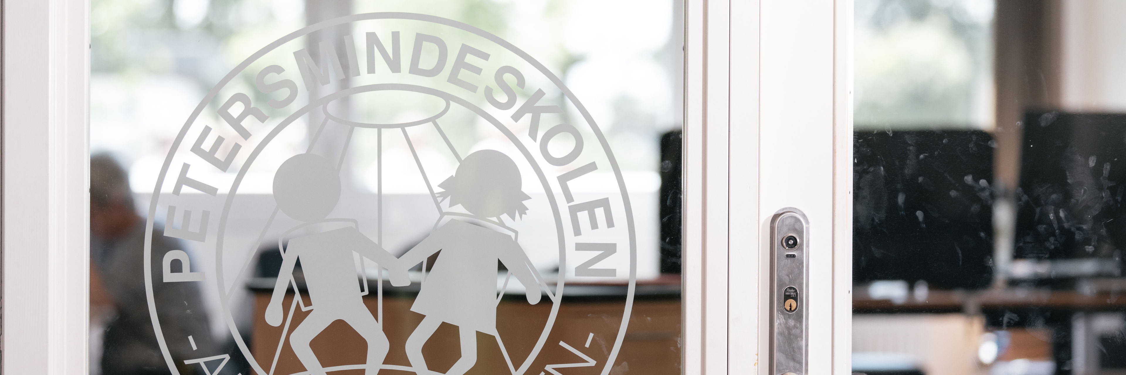 Skolen logo siddende på kontorets dør