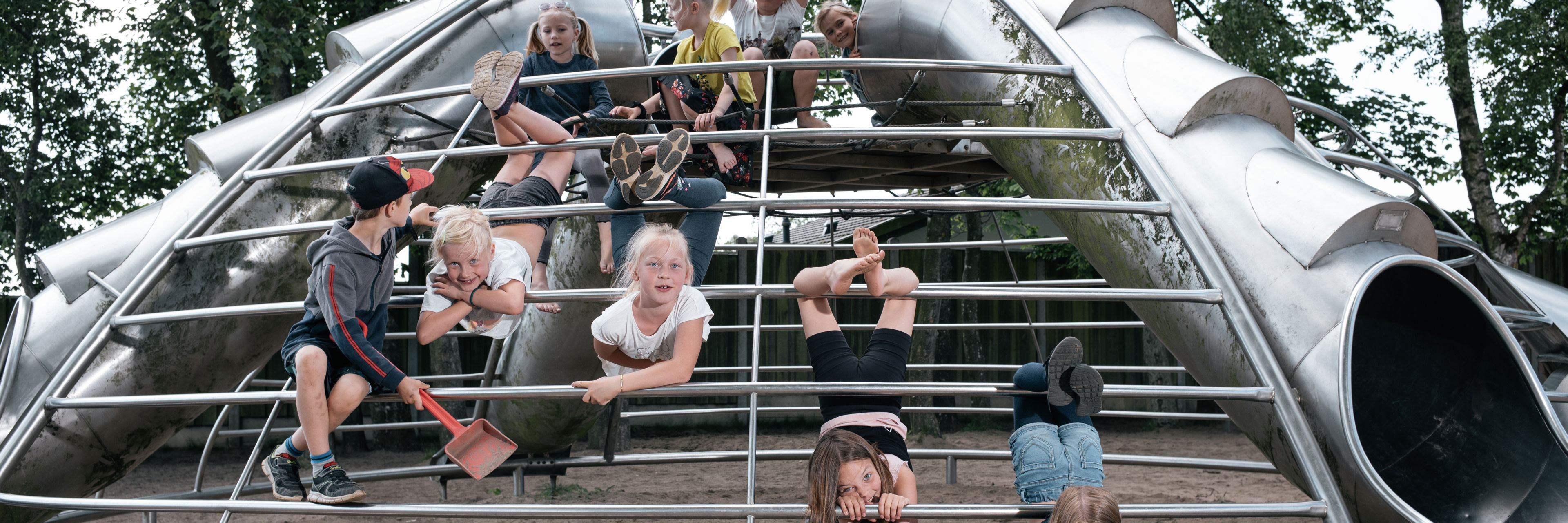 Elever hængende i legestativet